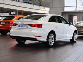 奥迪(进口) 40TFSI 1.8T DCT 车辆右侧尾部视角