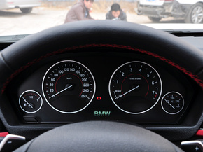 华晨宝马 320i 方向盘后方仪表盘