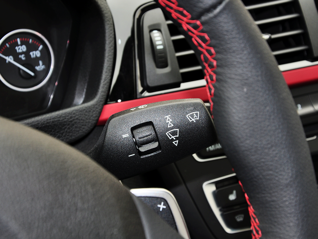 华晨宝马  320i 方向盘右侧控制杆