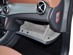 奔驰(进口)  CLA260 手套箱整体特写