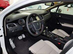 东风标致 2.3L 自动 中控台左侧