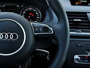 一汽奥迪  30 TFSI 方向盘右侧