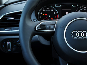一汽奥迪  30 TFSI 方向盘左侧