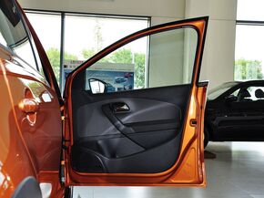 上海大众  1.6L AT 右前车门正视图