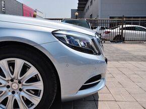 奔驰(进口)  S320L 车辆右前大灯正侧视角