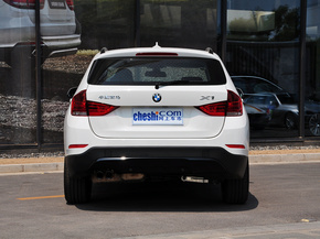 华晨宝马  sDrive18i 车辆正后方尾部视角