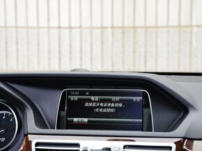北京奔驰  E200L 中控仪表台上方