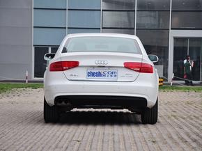 一汽奥迪  30 TFSI 自动 车辆正后方尾部视角