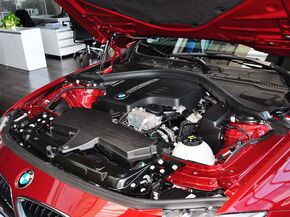 华晨宝马  328Li 发动机主体特写