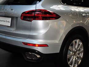 保时捷  Cayenne Turbo 4.8T 车辆右后大灯45度视角