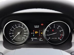 路虎  2.0T 方向盘后方仪表盘