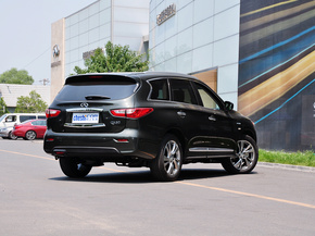 英菲尼迪 2.5L 车辆右侧尾部视角