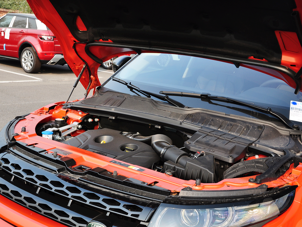 路虎 2.0T 发动机主体特写