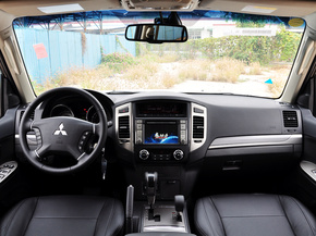 三菱(进口)  3.0L 自动 中控台整体