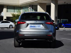 雷克萨斯  200t 车辆正后方尾部视角