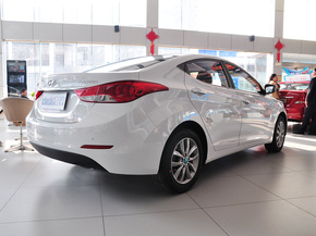 北京現(xiàn)代  1.6L 手動 車輛右側(cè)尾部視角