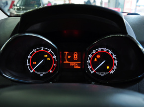 奇瑞汽车  1.5L 手动 方向盘后方仪表盘