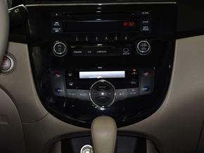 东风日产  1.6L CVT 中控台下方特写