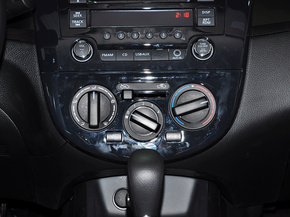 东风日产  1.6L CVT 中控台下方特写