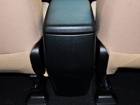一汽丰田  2.0L CVT 前排座椅中央后方整体