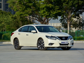 东风日产  2.5L 右前正45度