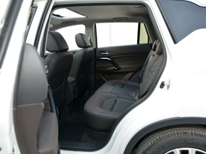 广汽传祺  235T 第二排空间