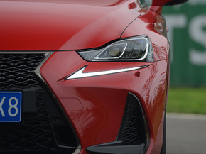 雷克萨斯 300 左前大灯