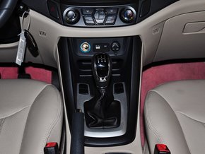 奇瑞汽车 2.0l 手动 挂档把手特写高清图片