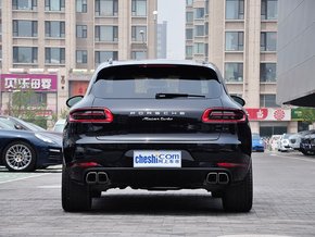 保时捷 macan 车辆正后方尾部视角