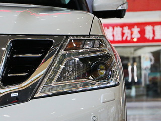 日产(进口)  5.6L 左前大灯