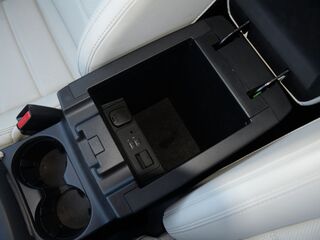 长安马自达  2.5L 前排中央扶手箱