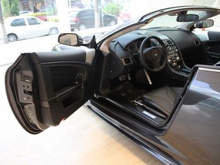 阿斯顿-马丁 DBS volante 中控局部
