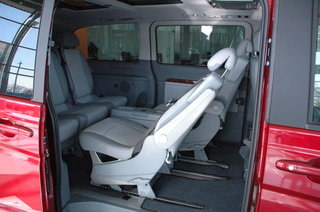 奔驰 Viano 放倒方式 