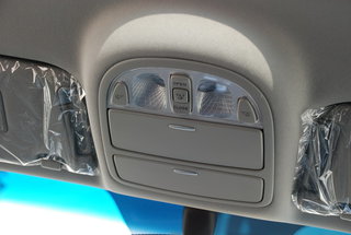 现代 新胜达 前排车内顶灯或功能键 