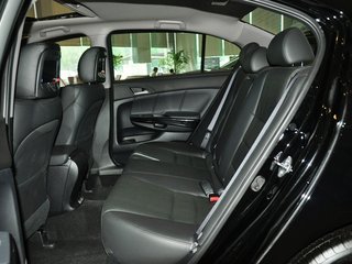 第二排座椅正视图