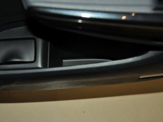 右后车门储藏区特写