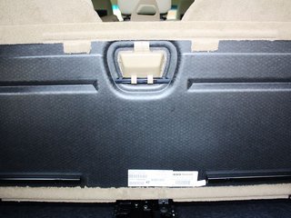 打开后备箱内盖板特写