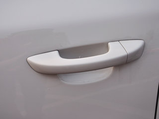 驾驶席车门把手特写