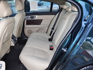 第二排座椅正视图