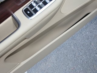 左前车门储存区域特写