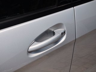 驾驶席车门把手特写