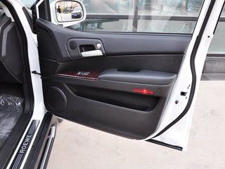 右前车门控制区特写