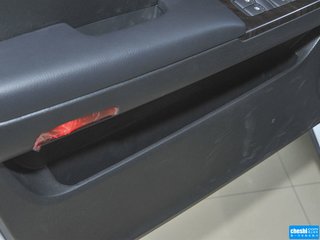 左前车门储存区域特写