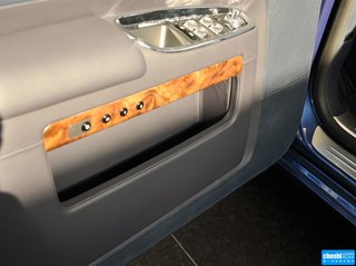 左前车门储存区域特写