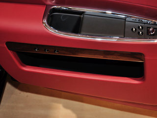 右后车门储藏区特写