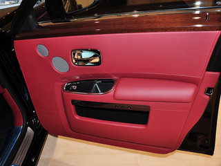 右前车门控制区特写