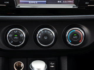 中控台下方特写