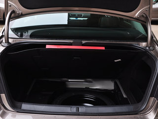 打开后备箱内盖板特写