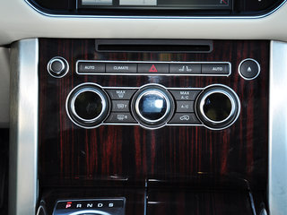 中控台下方特写