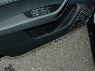 左前车门储存区域特写